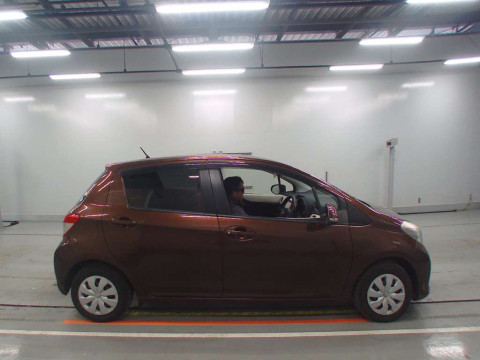 2013 Toyota Vitz NSP130[2]