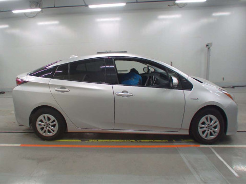 2018 Toyota Prius ZVW50[2]