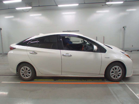 2017 Toyota Prius ZVW50[2]