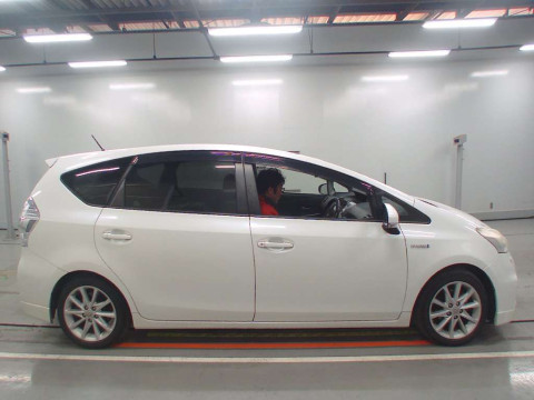 2012 Toyota Prius alpha ZVW41W[2]