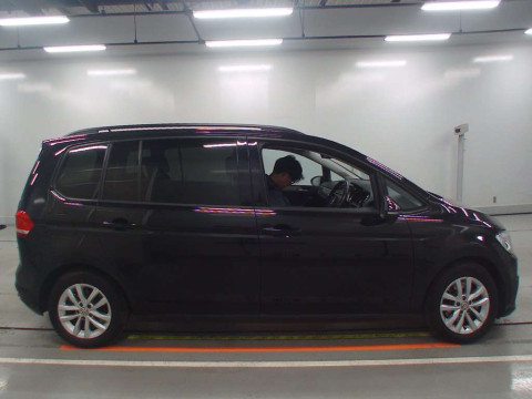 2016 Volkswagen Golf Touran 1TCZD[2]