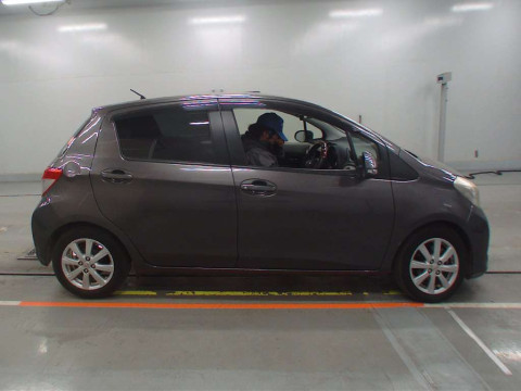 2012 Toyota Vitz NSP130[2]