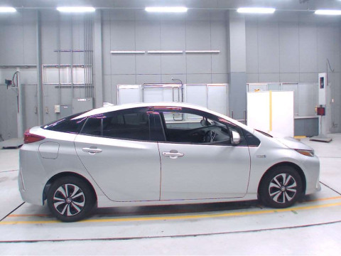 2018 Toyota Prius PHV ZVW52[2]