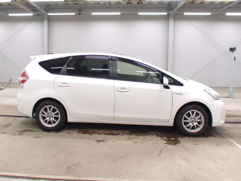 2015 Toyota Prius alpha ZVW40W[2]