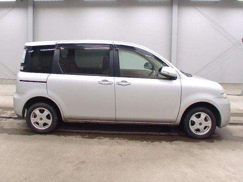 2011 Toyota Sienta NCP85G[2]