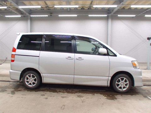 2004 Toyota Noah AZR60G[2]