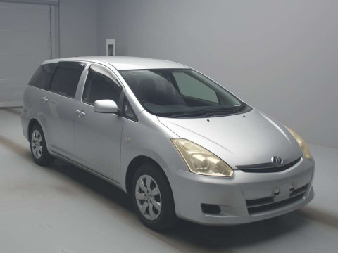 2005 Toyota Wish ZNE10G[2]