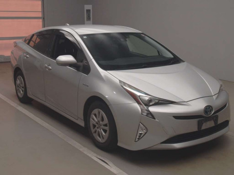 2016 Toyota Prius ZVW50[2]