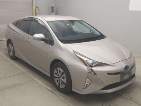 2016 Toyota Prius ZVW55[2]