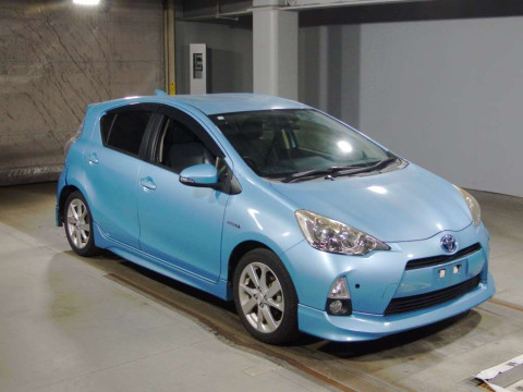 2014 Toyota Aqua NHP10[2]