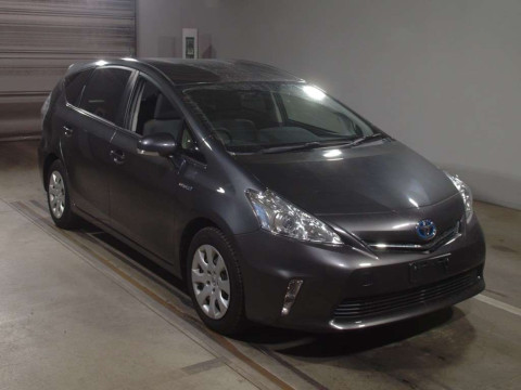 2013 Toyota Prius alpha ZVW41W[2]