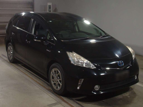 2014 Toyota Prius alpha ZVW41W[2]