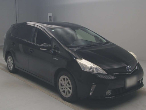 2013 Toyota Prius alpha ZVW41W[2]