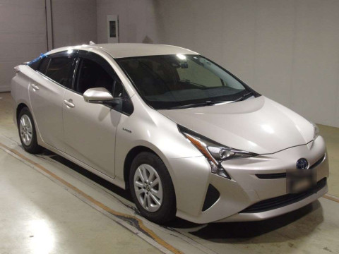 2016 Toyota Prius ZVW50[2]