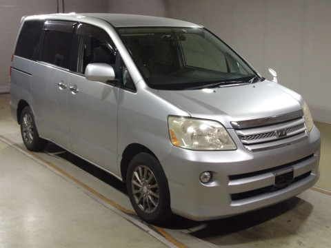 2006 Toyota Noah AZR60G[2]