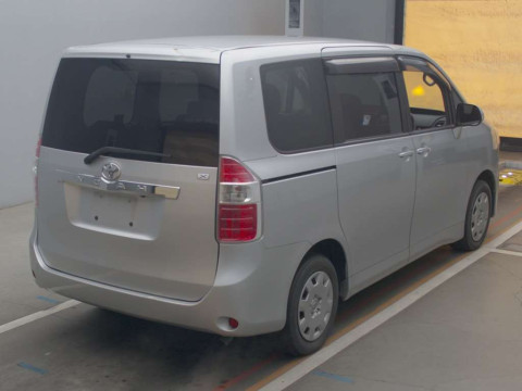 2007 Toyota Noah ZRR70G[1]