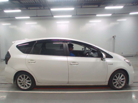 2014 Toyota Prius alpha ZVW41W[2]