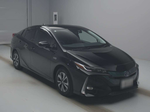 2017 Toyota Prius PHV ZVW52[2]