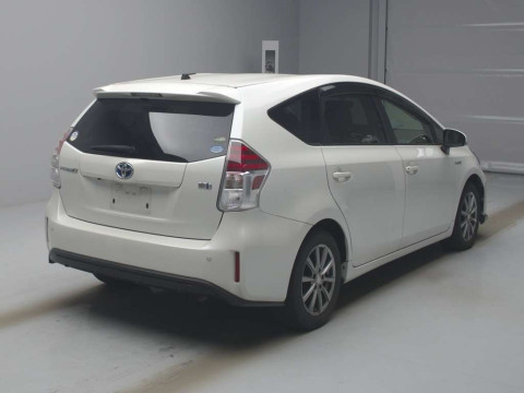 2015 Toyota Prius alpha ZVW40W[1]