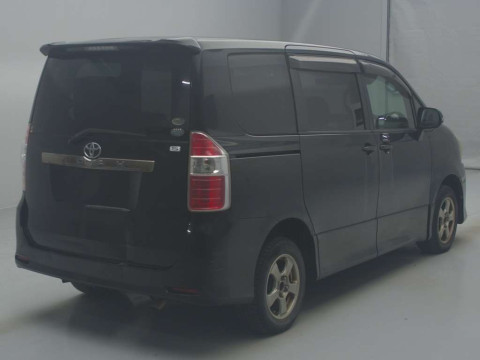 2007 Toyota Noah ZRR75W[1]