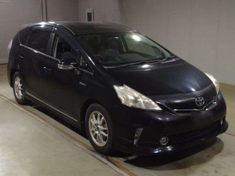 2013 Toyota Prius alpha ZVW41W[2]