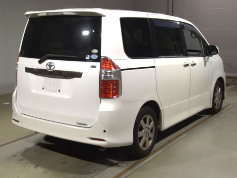 2009 Toyota Noah ZRR70W[1]