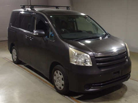 2007 Toyota Noah ZRR70G[2]