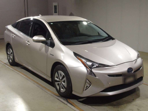 2016 Toyota Prius ZVW55[2]