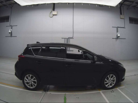 2016 Toyota Auris NZE181H[2]