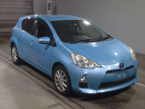 2013 Toyota Aqua NHP10[2]