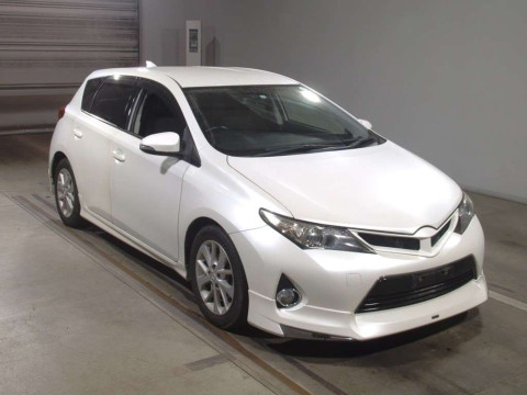 2013 Toyota Auris ZRE186H[2]