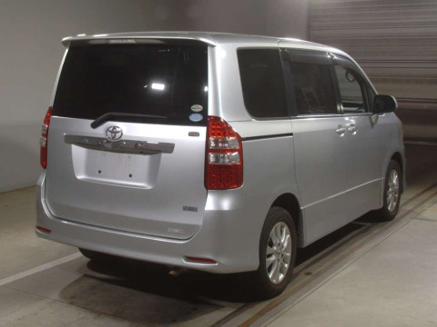 2011 Toyota Noah ZRR75W[1]