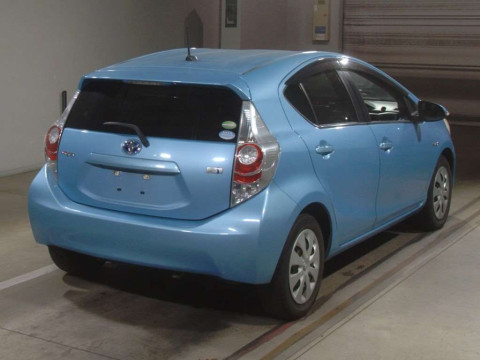 2013 Toyota Aqua NHP10[1]