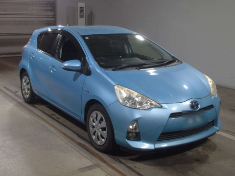 2013 Toyota Aqua NHP10[2]