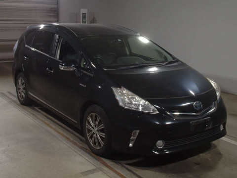 2013 Toyota Prius alpha ZVW41W[2]