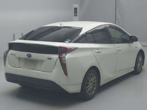 2017 Toyota Prius ZVW50[1]