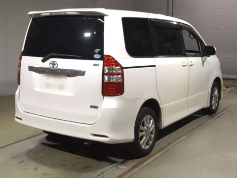 2013 Toyota Noah ZRR75W[1]