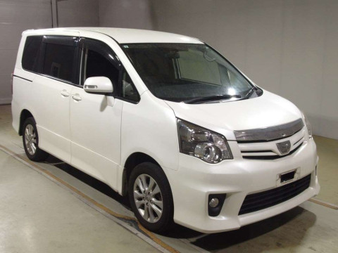 2013 Toyota Noah ZRR75W[2]