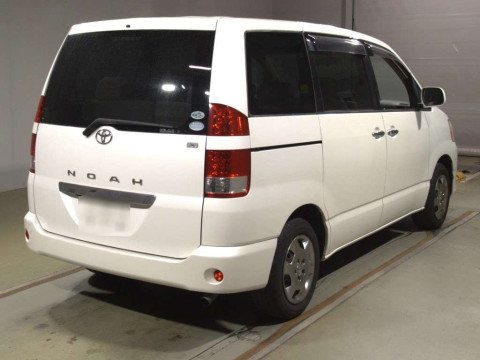 2005 Toyota Noah AZR60G[1]