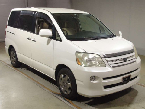 2005 Toyota Noah AZR60G[2]