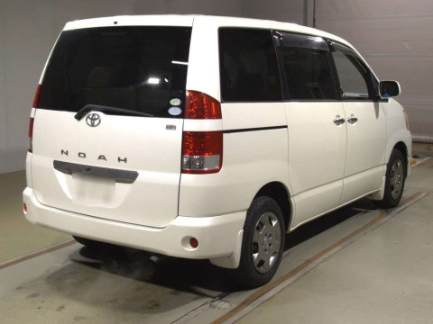 2005 Toyota Noah AZR65G[1]