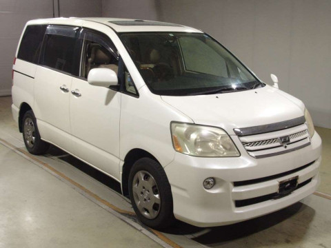 2005 Toyota Noah AZR65G[2]