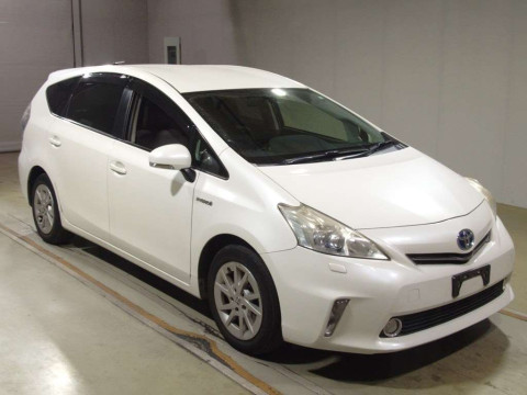 2012 Toyota Prius alpha ZVW41W[2]