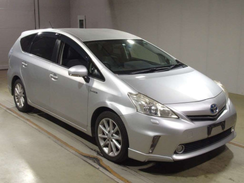 2012 Toyota Prius alpha ZVW41W[2]