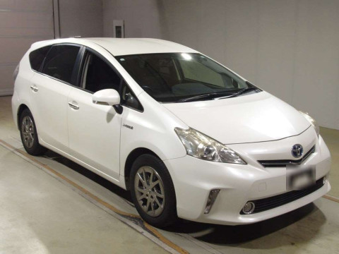 2015 Toyota Prius alpha ZVW41W[2]