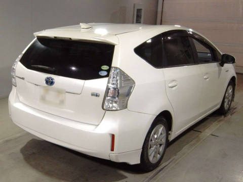 2014 Toyota Prius alpha ZVW40W[1]