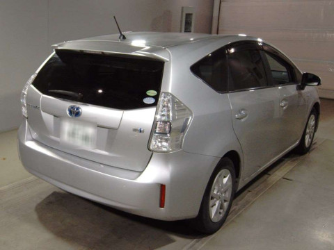 2014 Toyota Prius alpha ZVW40W[1]