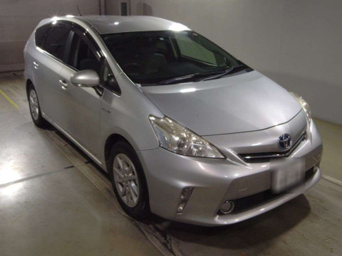 2014 Toyota Prius alpha ZVW40W[2]