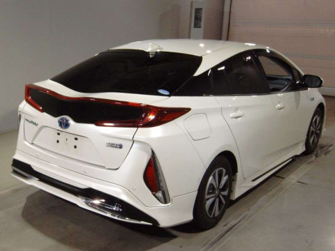 2017 Toyota Prius PHV ZVW52[1]