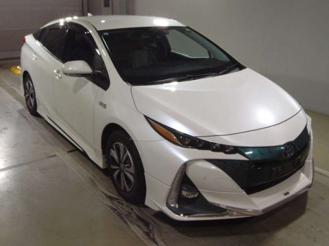 2017 Toyota Prius PHV ZVW52[2]